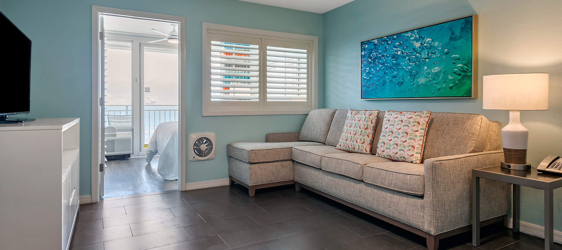 kiosk-DAY-daytona-seabreeze-1-or-2bed-living-area