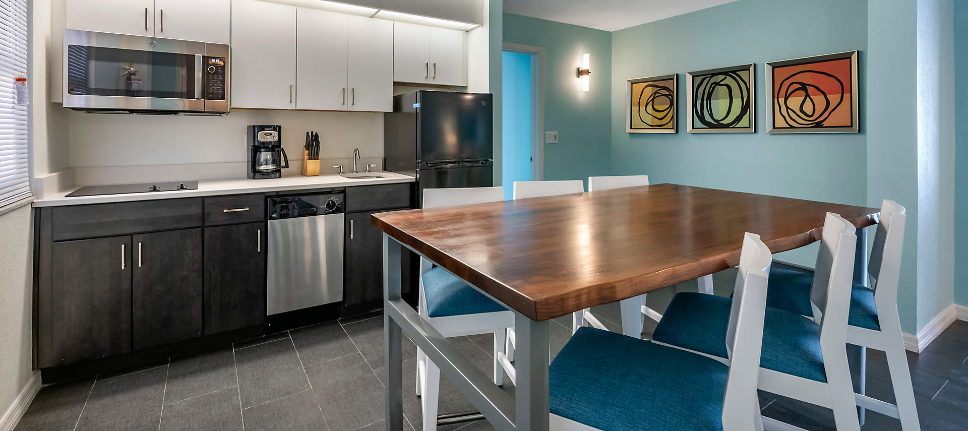 kiosk-DAY-daytona-seabreeze-2bed-kitchen-dining
