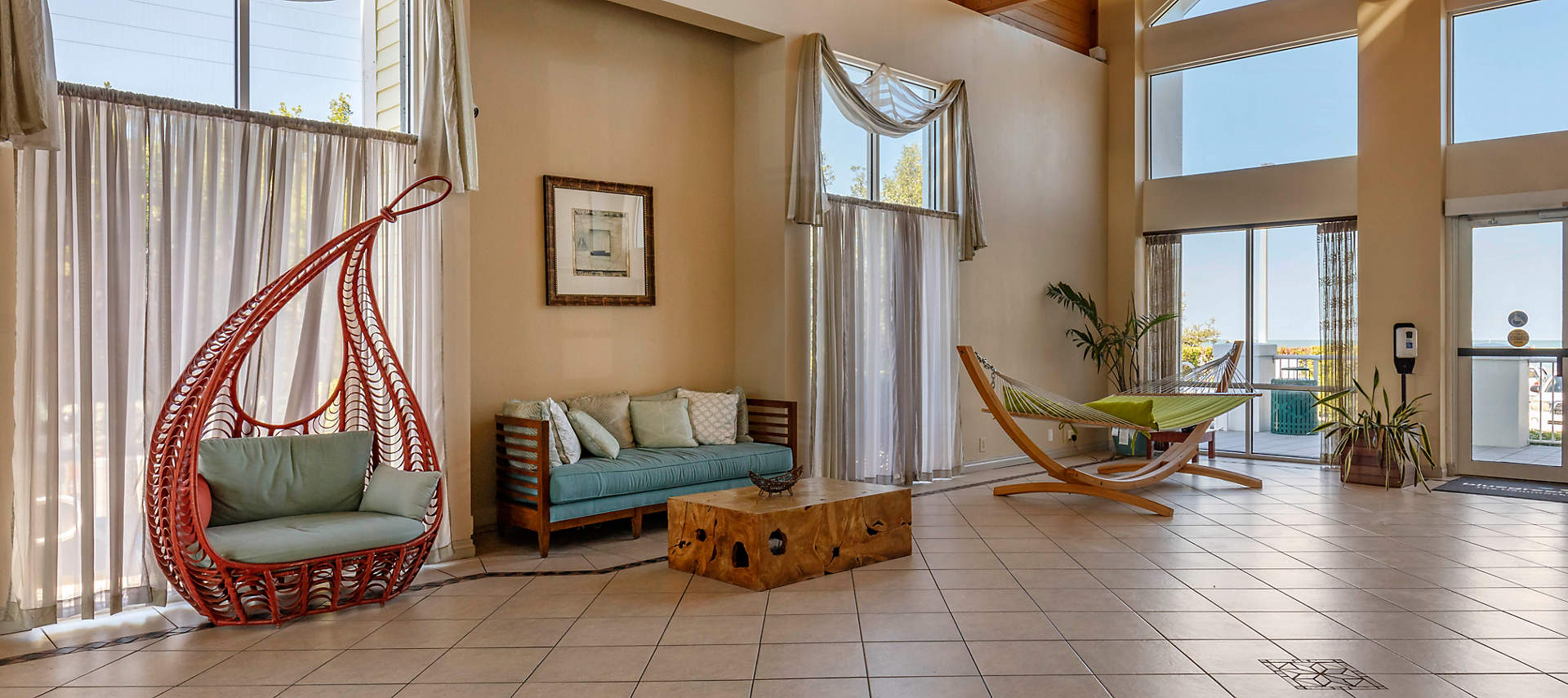 kiosk-HAM_hammocks_at_marathon_lobby_seating