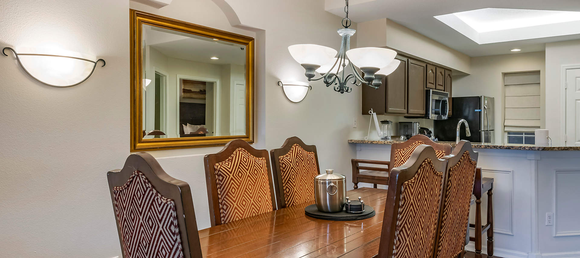 kiosk-WGV-grande-villas-at-world-golf-village-2bed-deluxe-dining-area