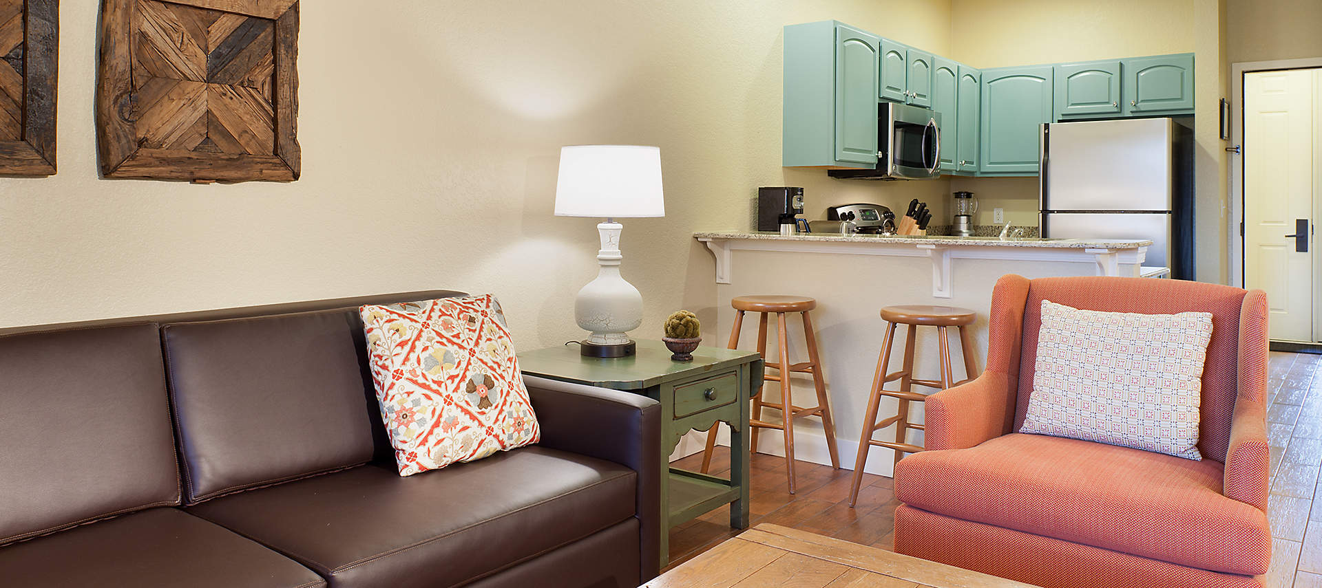 mountain-run-at-boyne-lkitchen-living-room-area-01