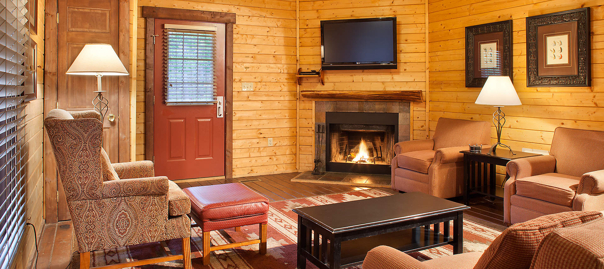 shenandoah-crossing-cabin-living-room-entrance-03-1