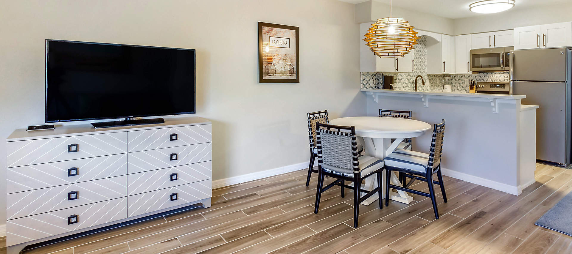 02-sales-kiosk-via-roma-gallery-beach-kitchen-dining-living-room