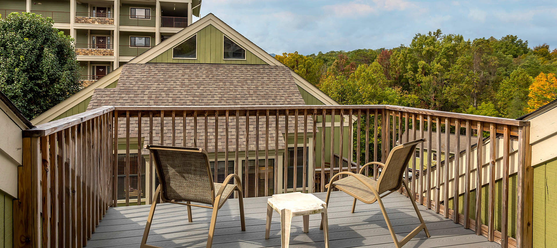 04-sales-kiosk-LCR-laurel-crest-2bed-townhome-balcony