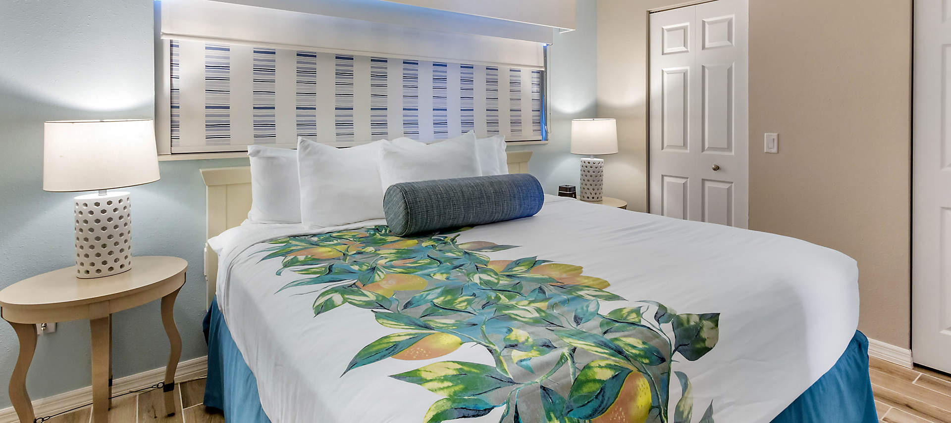 04-sales-kiosk-via-roma-gallery-king-bed