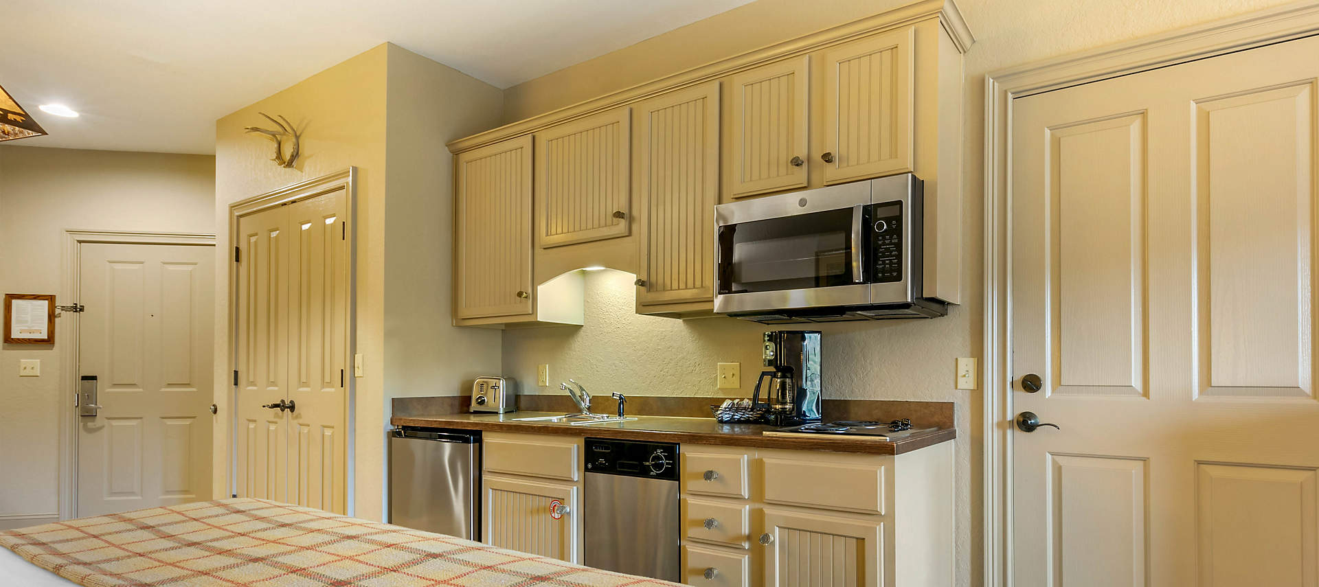 05-sales-kiosk-BWC-wilderness-club-at-big-cedar-studio-kitchenette