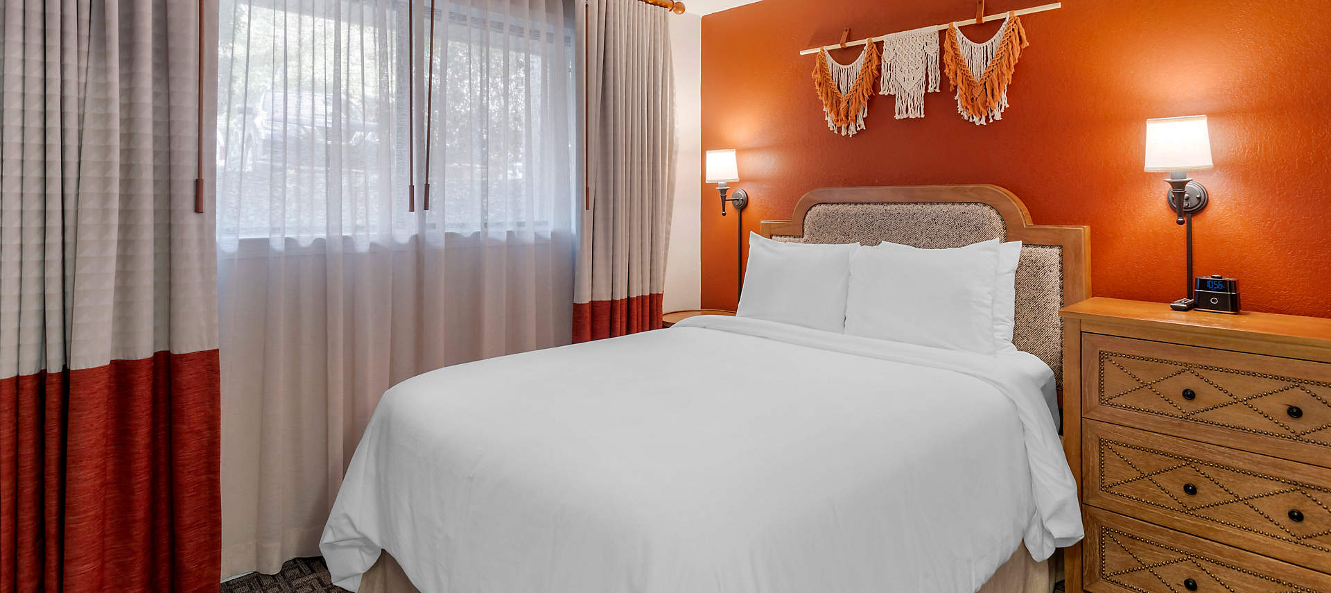 06-sales-kiosk-LCR-laurel-crest-1bed-standard-guestroom
