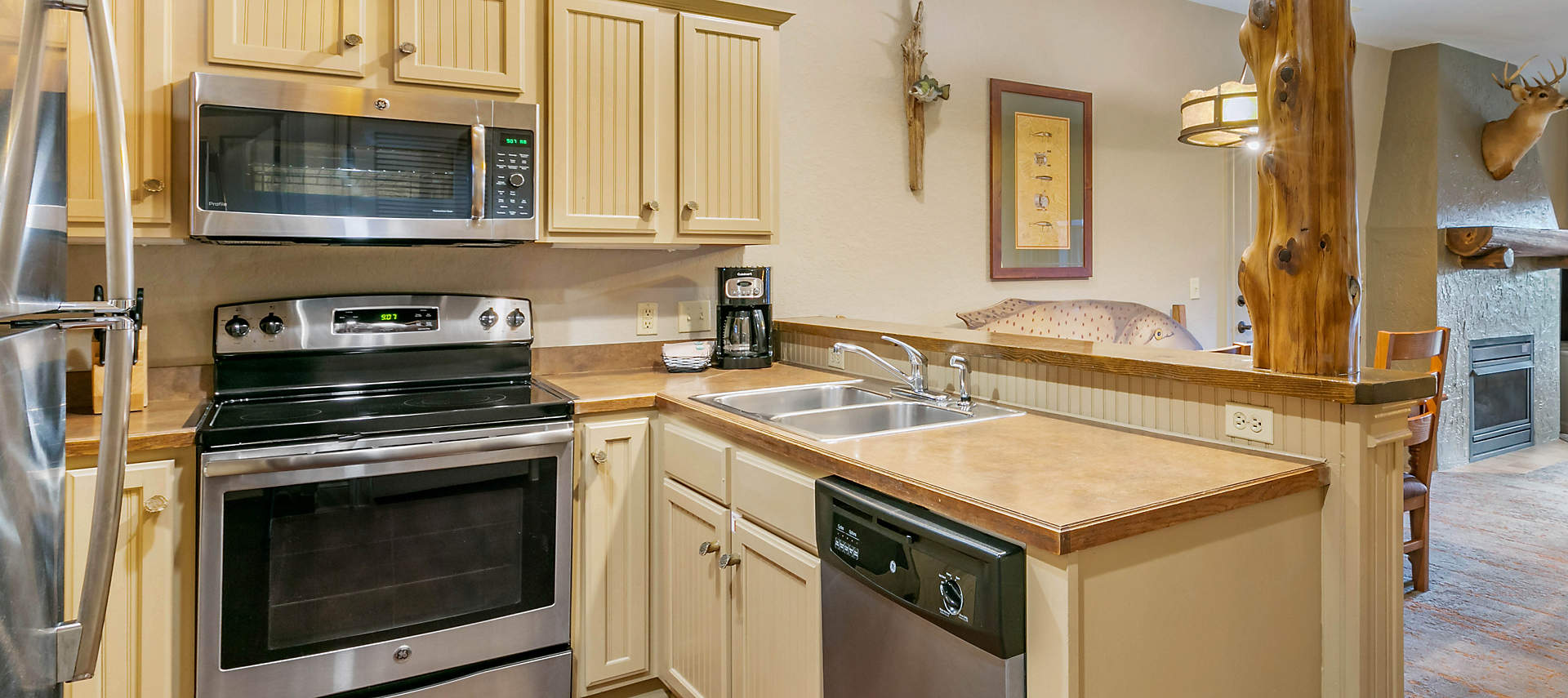 07-sales-kiosk-BWC-wilderness-club-at-big-cedar-1bed-kitchen