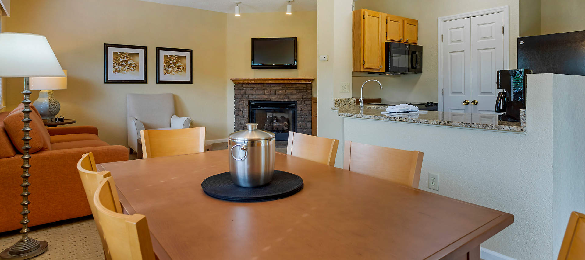 07-sales-kiosk-LCR-laurel-crest-1bed-deluxe-living-area3