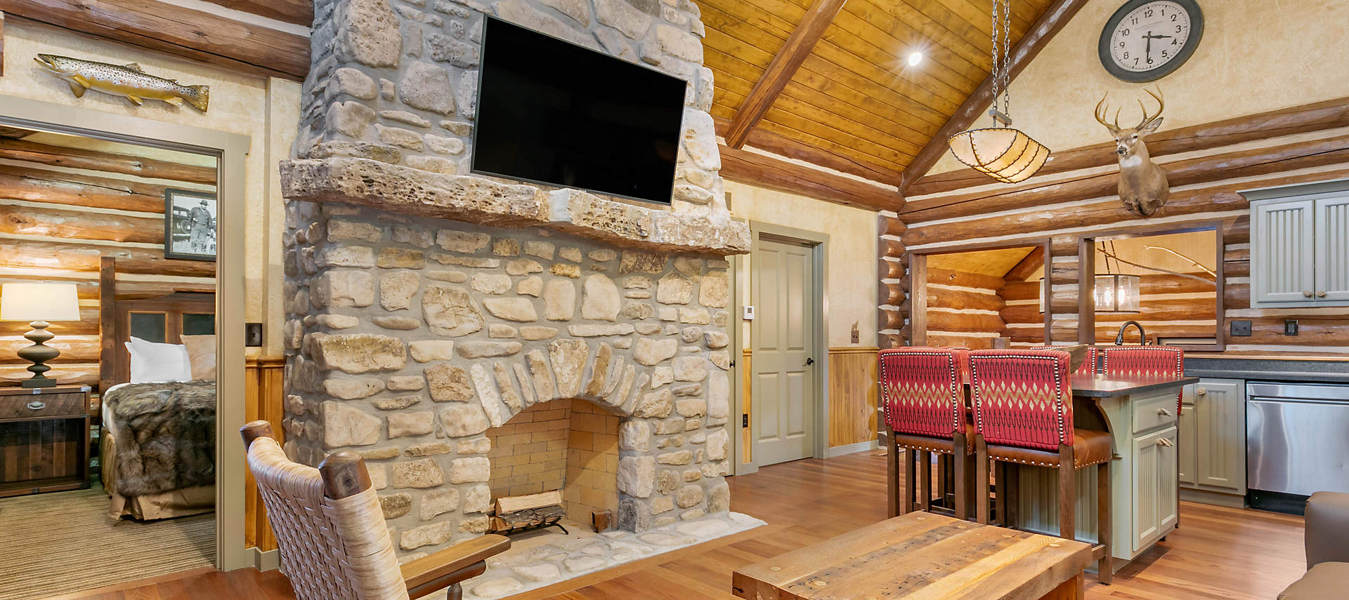 09-sales-kiosk-BWC-wilderness-club-at-big-cedar-pres-4bed-cabin-living-area2