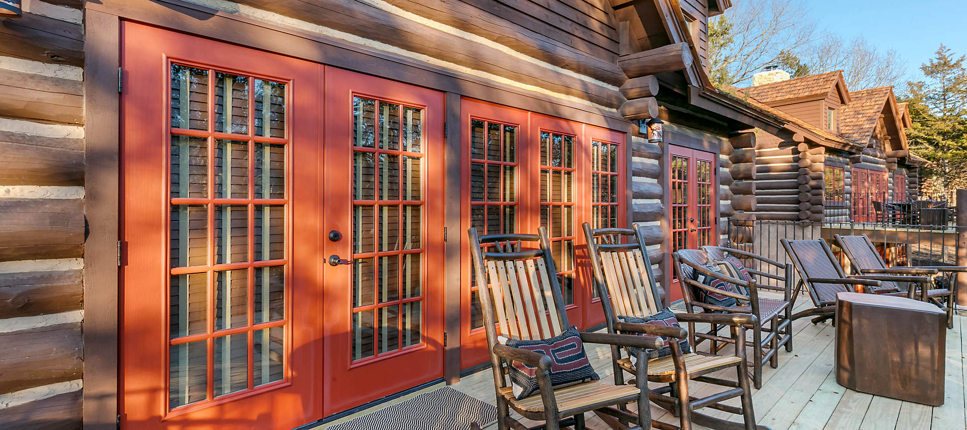 11-sales-kiosk-BWC-wilderness-club-at-big-cedar-pres-4bed-cabin-exterior-front-deck
