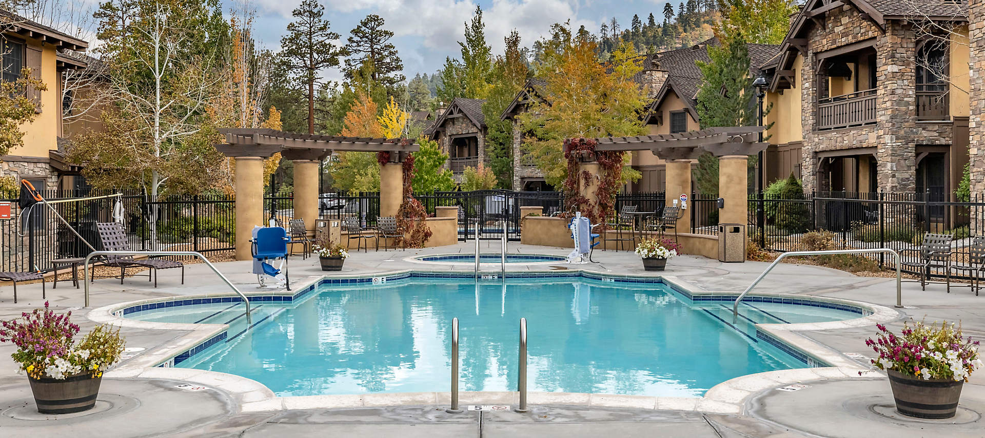 12-sales-kiosk-BBV-the-club-big-bear-village-outdoor-pool