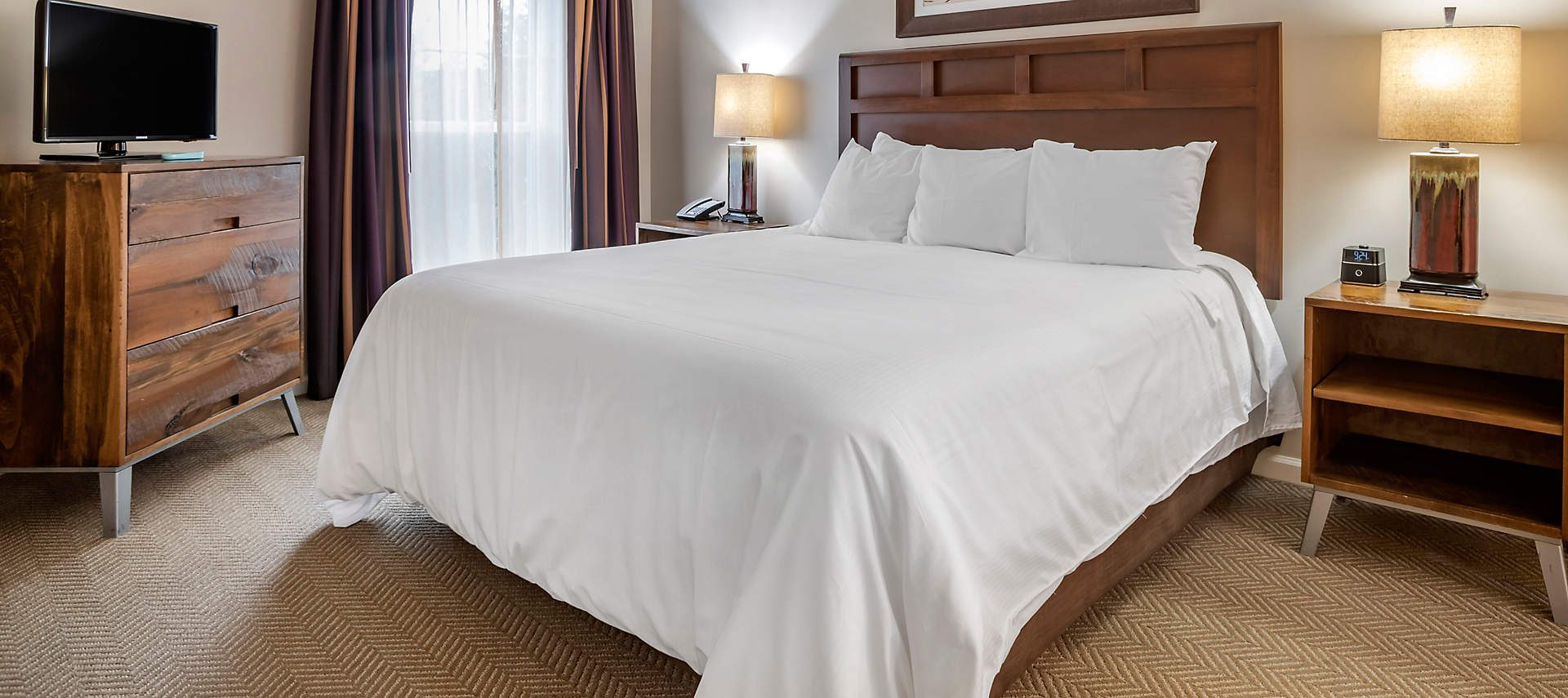 kiosk-HER-suites-at-hershey-2bed-master-bedroom1