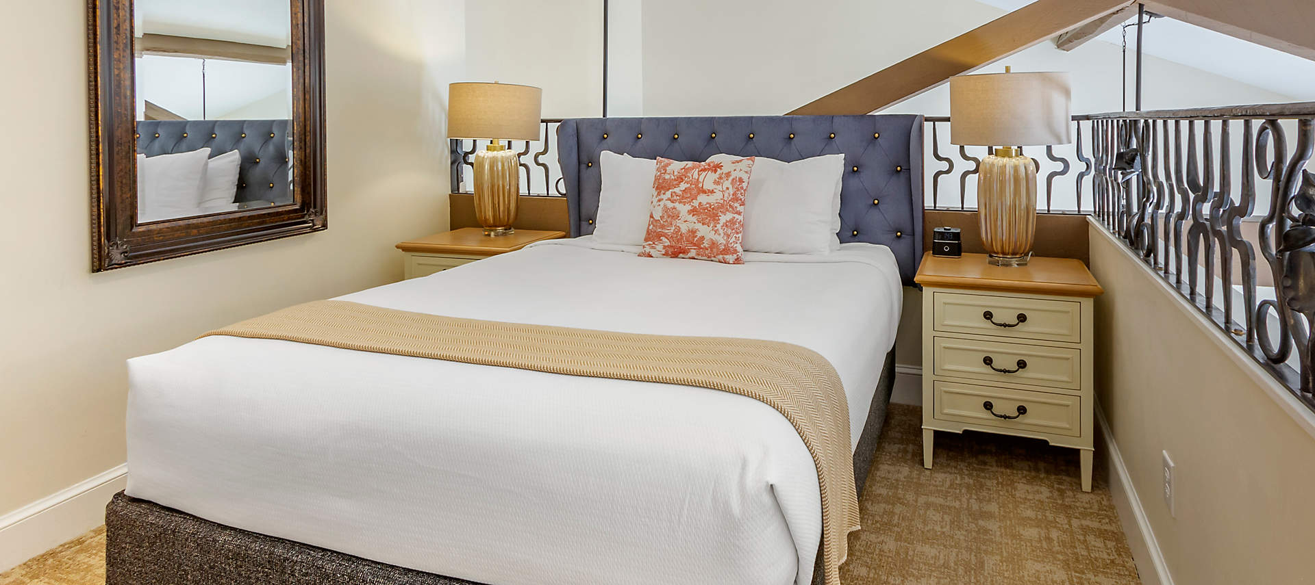 kiosk-LAI-lodge-alley-inn-1bed-loft-bedroom3-june2022