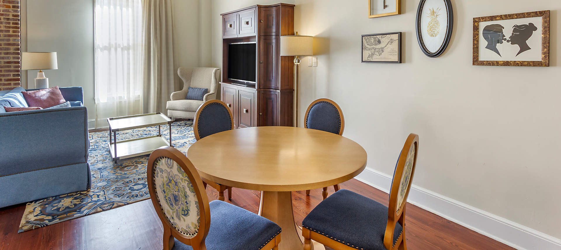 kiosk-LAI-lodge-alley-inn-1bed-loft-living-area2-june2022