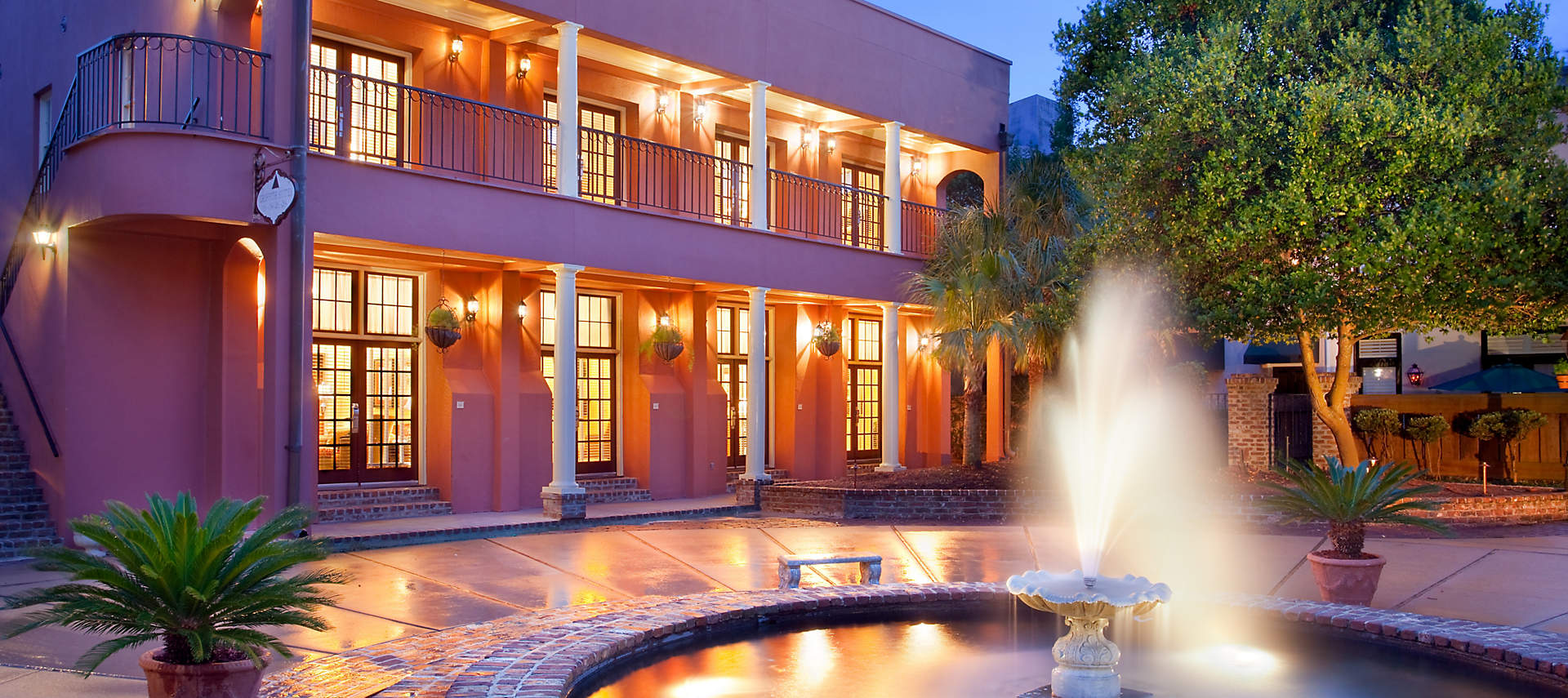kiosk-lodge-alley-inn-exterior-night-01