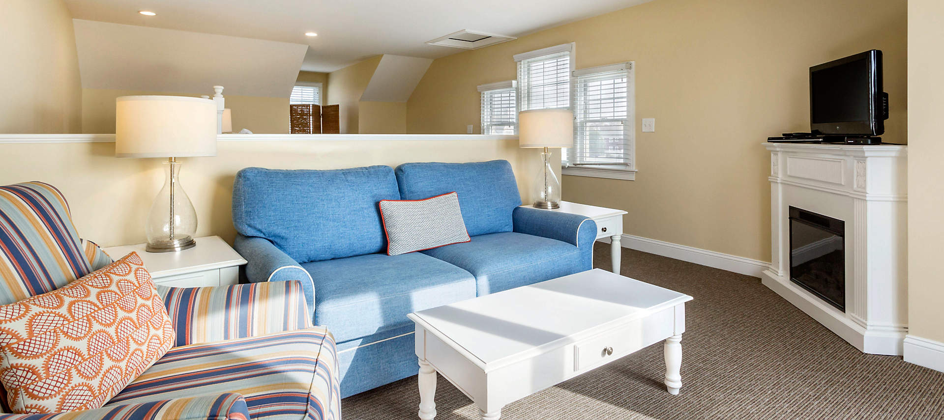 kiosk-the-breakers-1bed-2bath-loft-living-room
