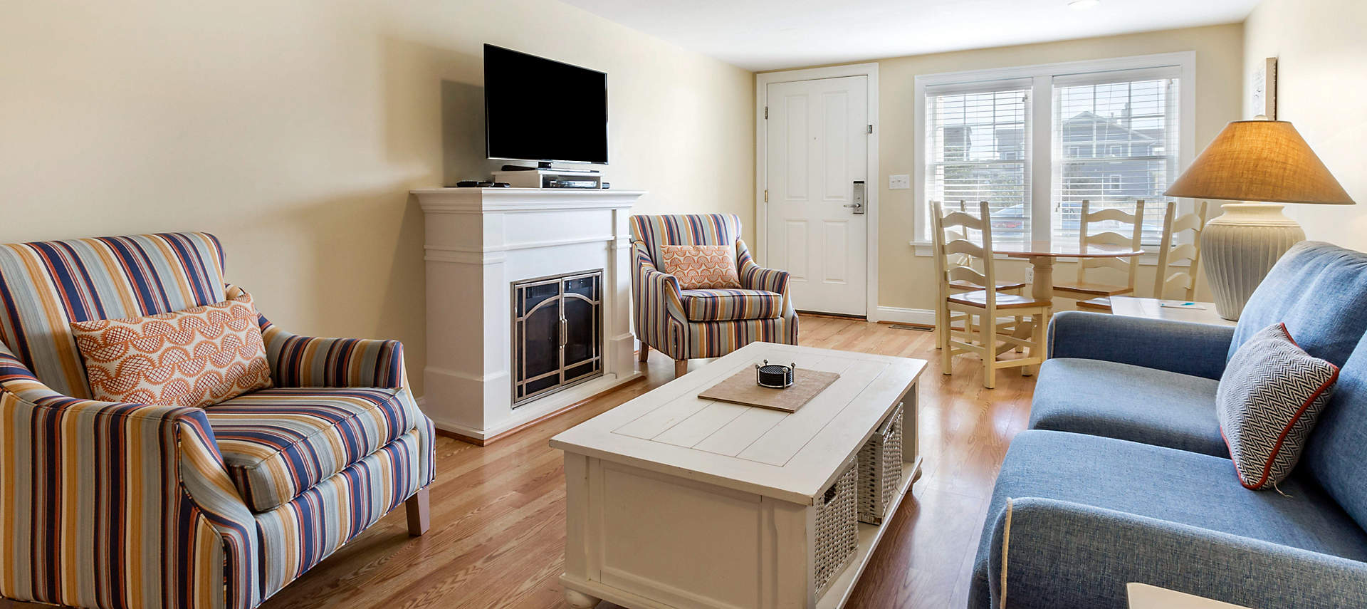 kiosk-the-breakers-2bed-2bath-king-living-area