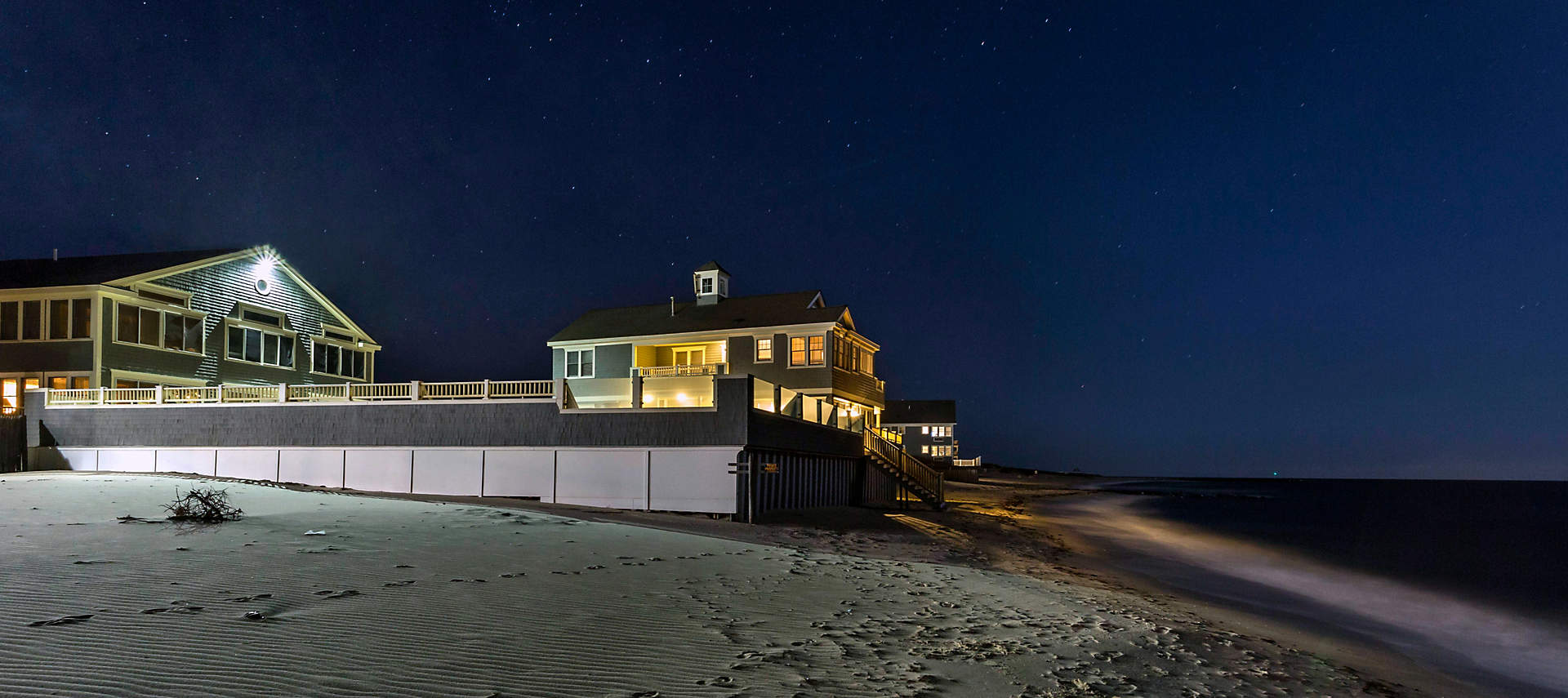 kiosk-the-breakers-exterior-beach-night