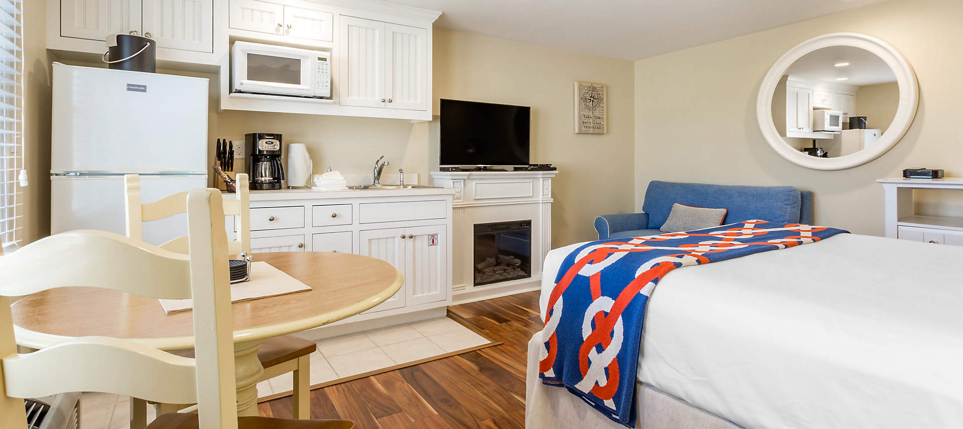 kiosk-the-breakers-studio-queen-living-area2
