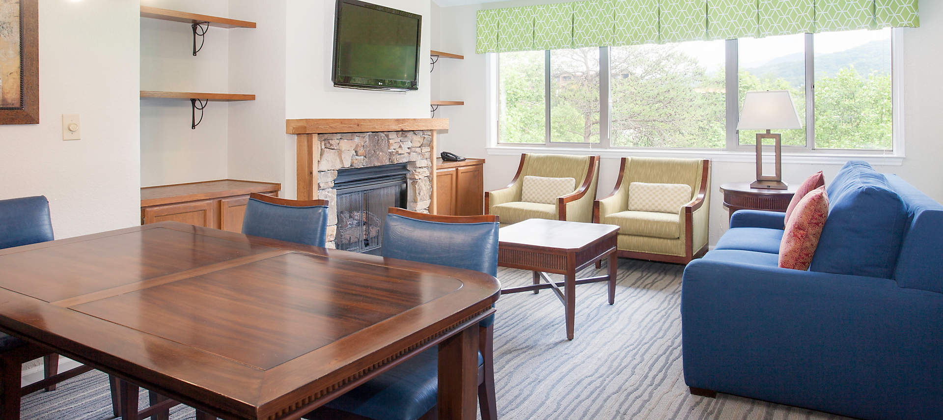 mountainloft-253-1bedroom-deluxe-villa-living-and-dining-room