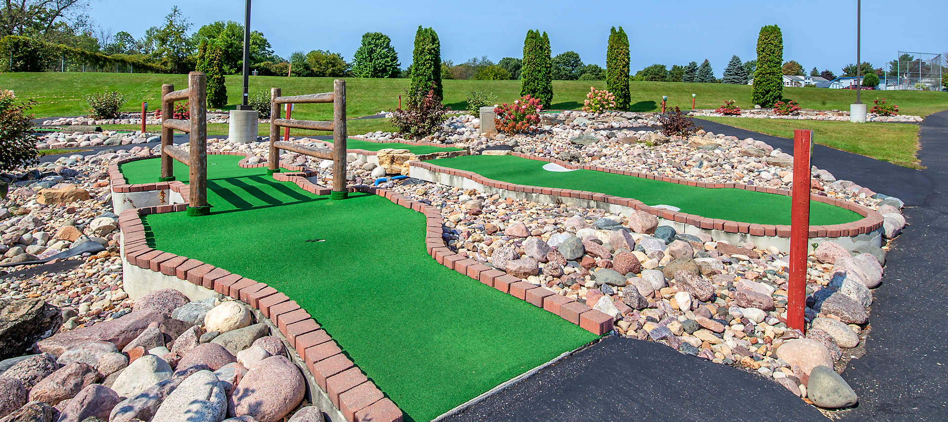 sales-kiosk-CMV-christmas-mountain-village-mini-golf2