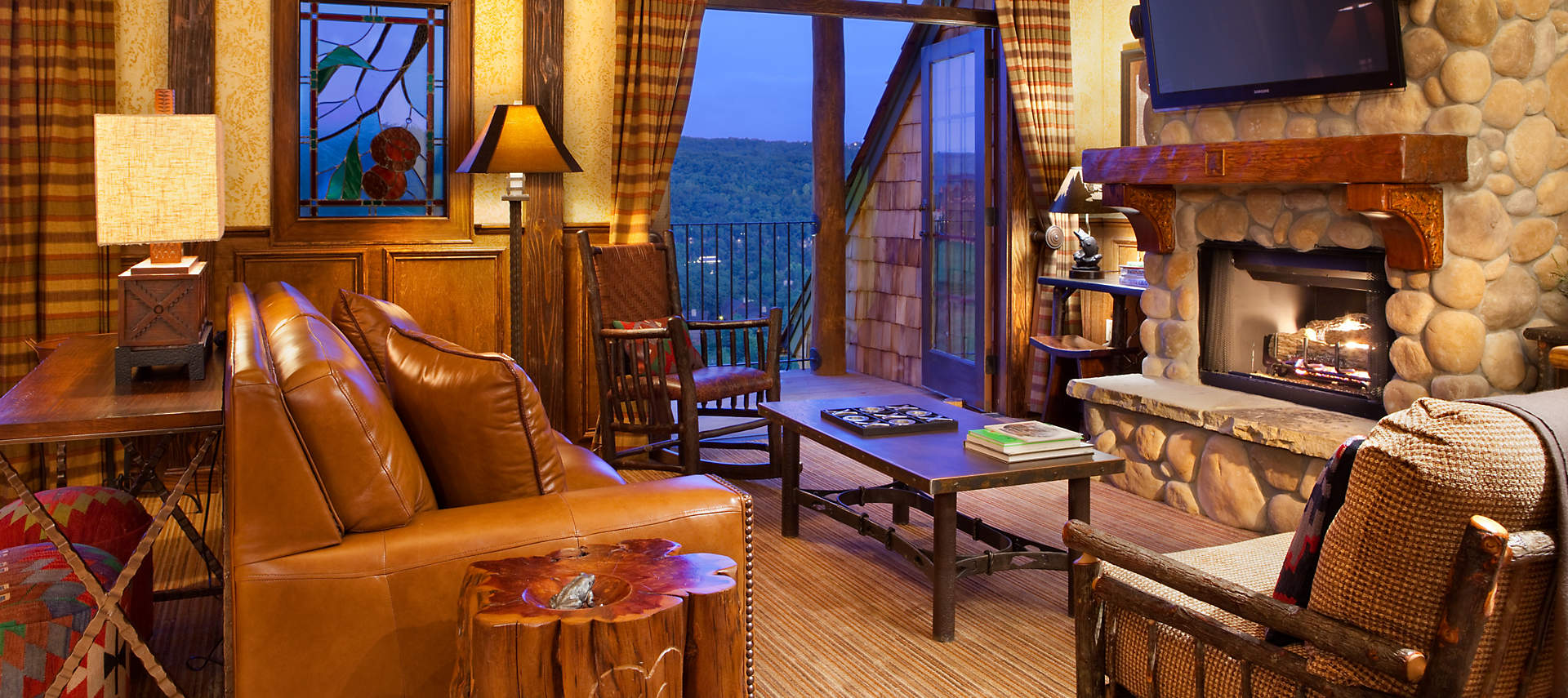 sales-kiosk-bluegreen-wilderness-club-indian-creek-living-room-01