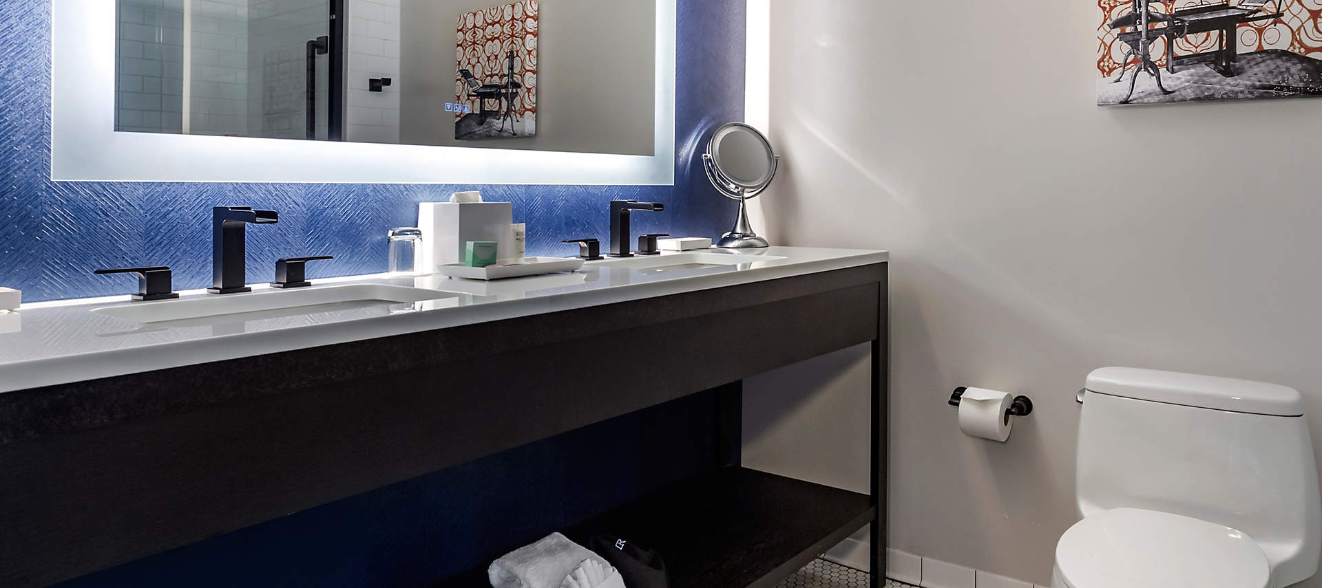 hotel-blake-standard-king-bath