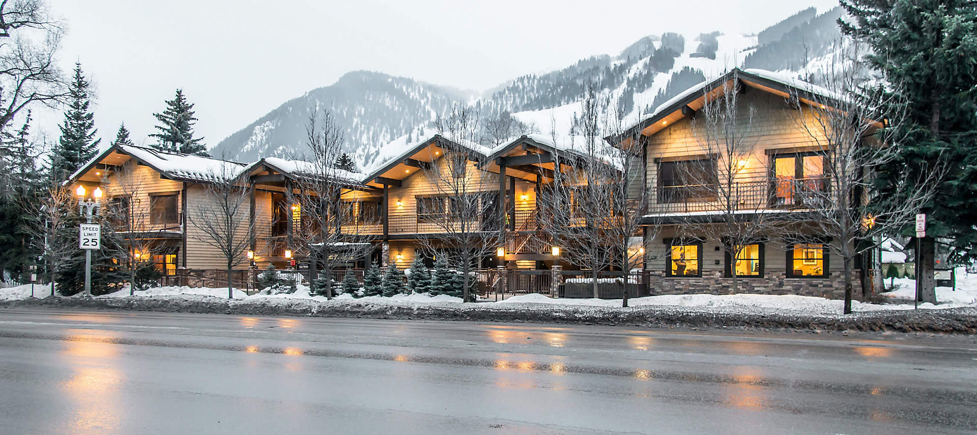 the-innsbruck-aspen-CO341-exterior-view-snow-mountain