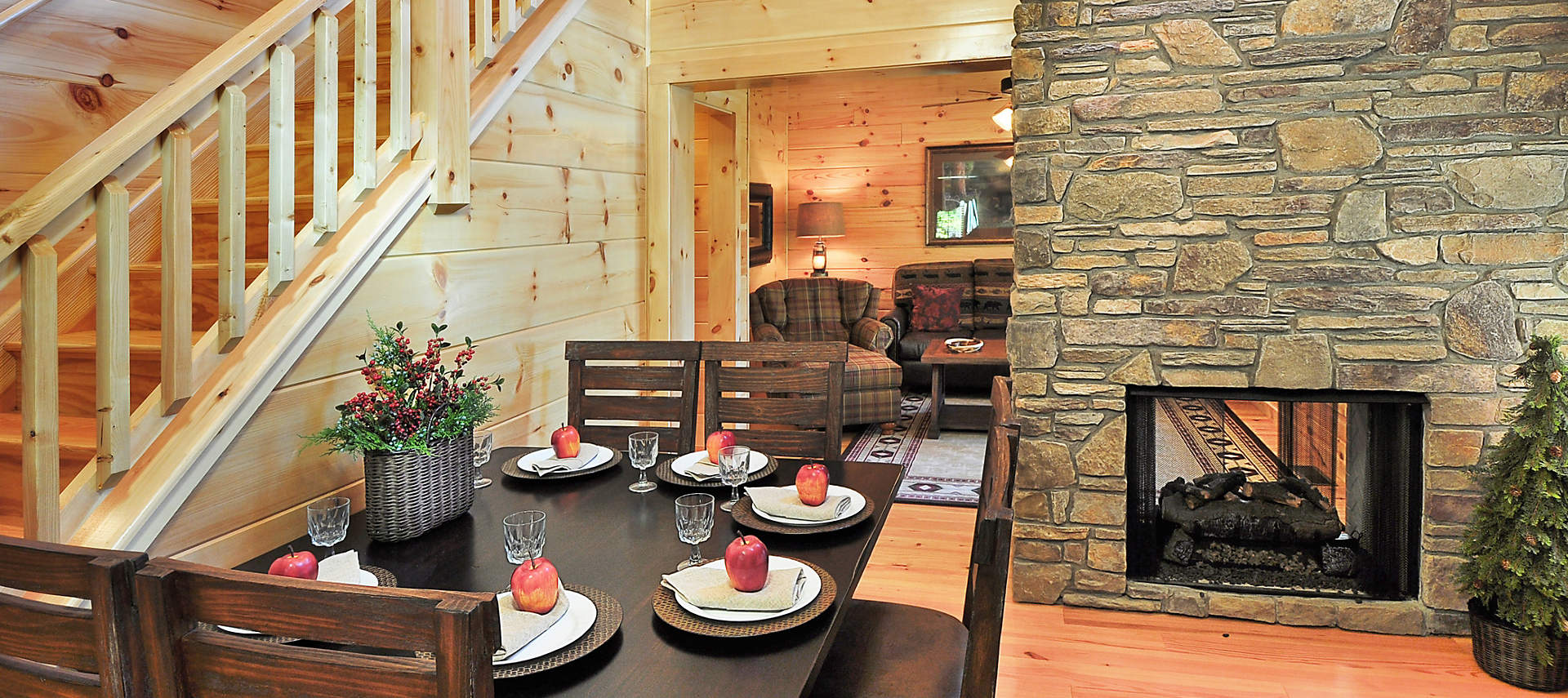 blue-ridge-village-2bed-cabin111-dining-area