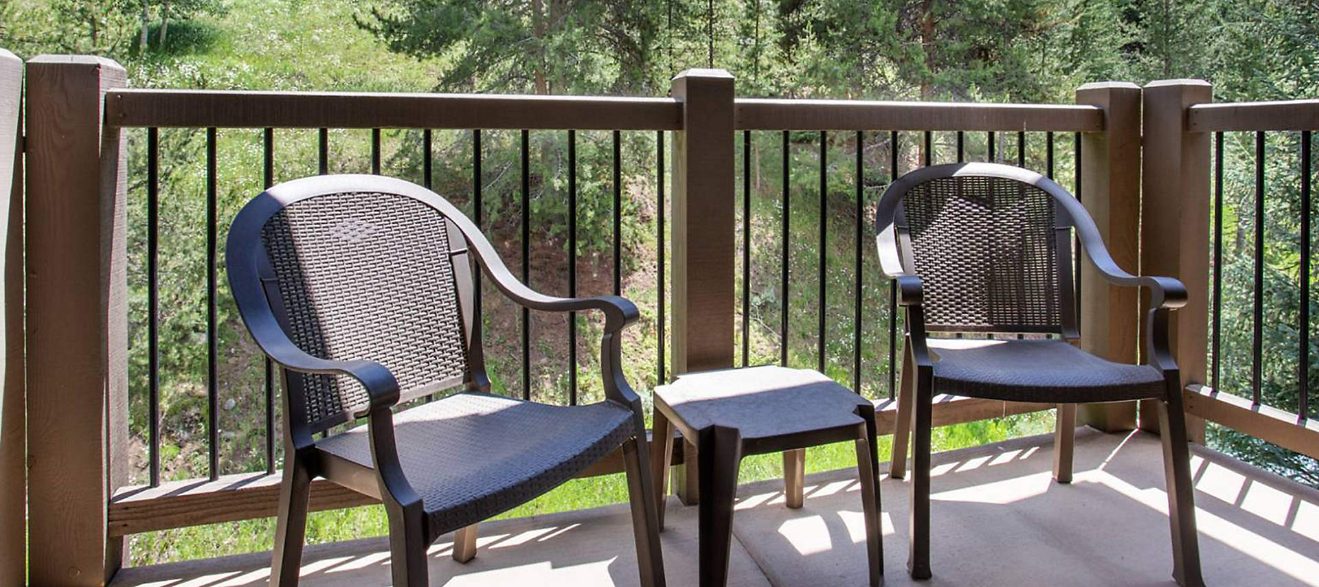 colorado-vails-streamside-resort-patio-trees