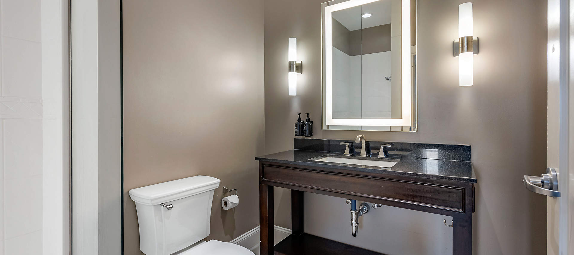 kiosk-NSH-bluegreen-downtown-nashville-hotel-king-bath1