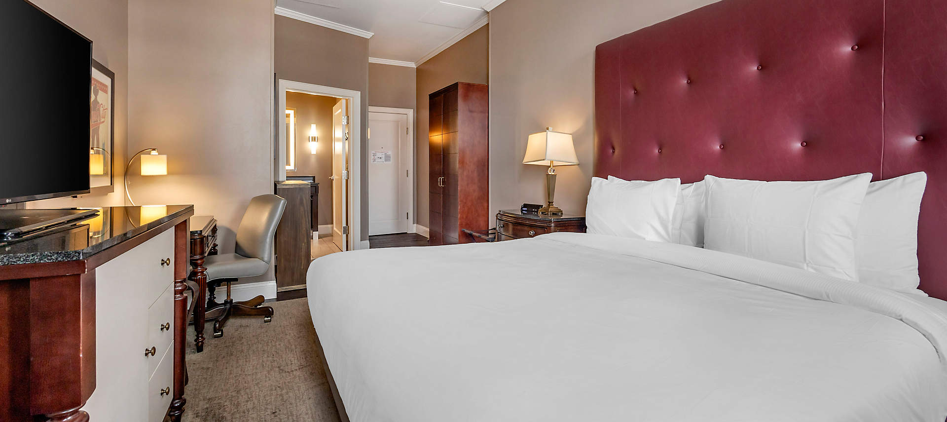 kiosk-NSH-bluegreen-downtown-nashville-hotel-king-guestroom2
