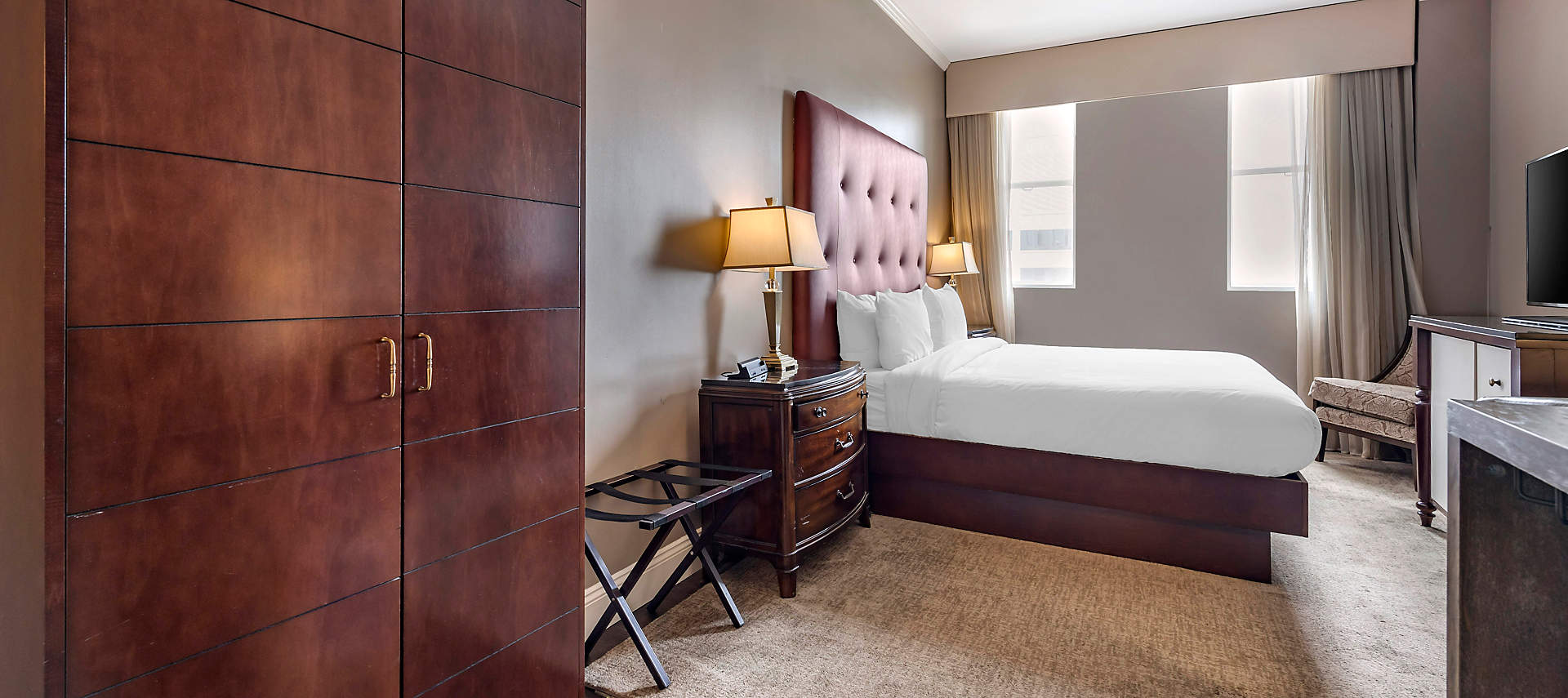 kiosk-NSH-bluegreen-downtown-nashville-hotel-king-guestroom3