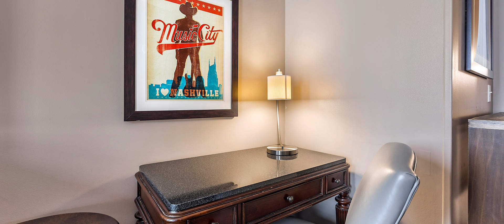 kiosk-NSH-bluegreen-downtown-nashville-hotel-king-guestroom6