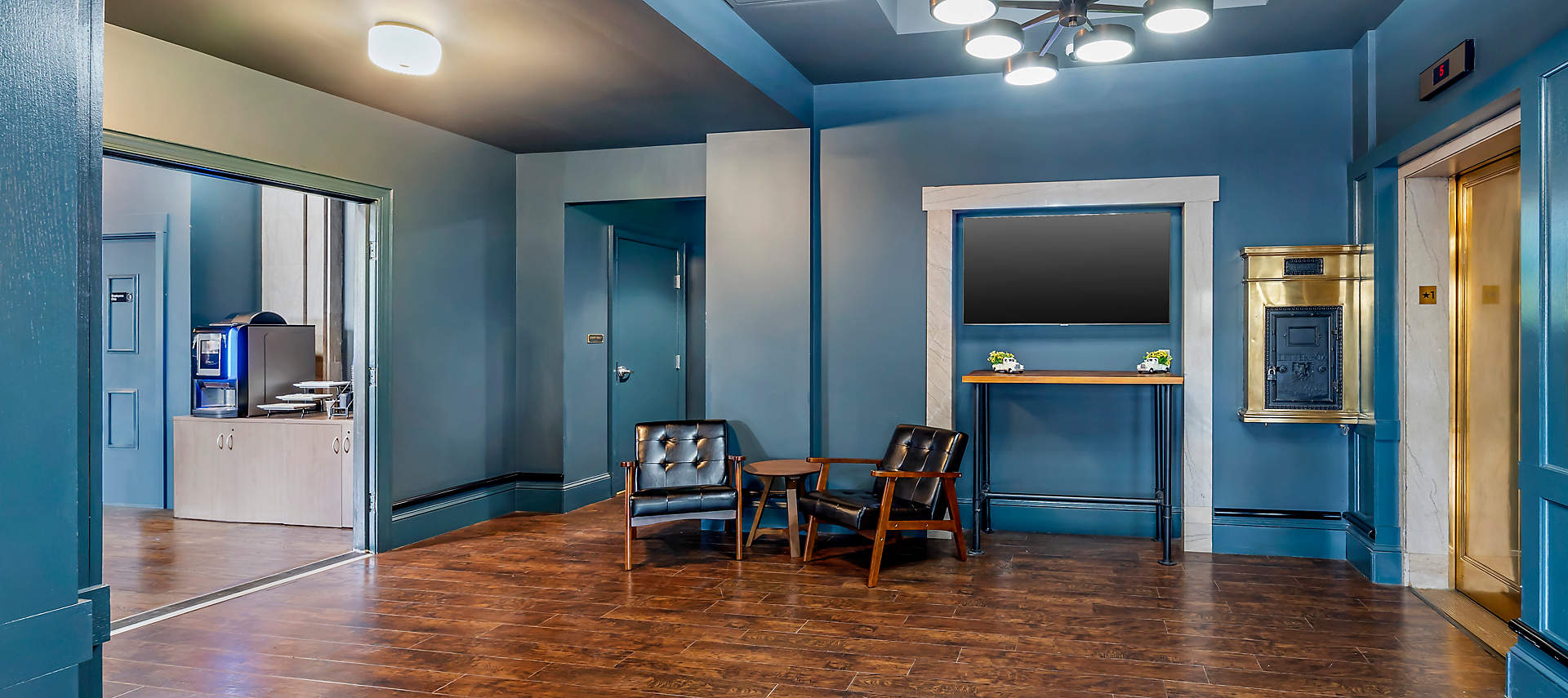 kiosk-NSH-bluegreen-downtown-nashville-lobby-elevators
